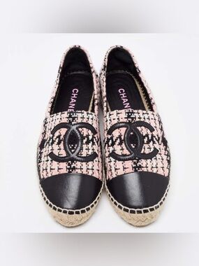 $780 Chanel
Chanel Black/Pink Tweed And Leather CC Cap
Toe Flats size 35